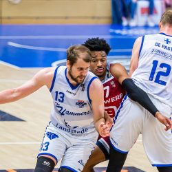 ZWOLLE, NETHERLANDS - MAY 20: Dragos Diculescu of Landstede Hammers Zwolle Jaylen Hands of Telenet Giants Antwerp  during the BNXT League 2022 match between Landstede Hammers Zwolle and Telenet Giants Antwerp at Landstede Sportcentrum on May 20, 2022 in Zwolle, Netherlands (Photo by Kristian Giesen/Orange Pictures)