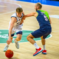 ZWOLLE, NETHERLANDS - MARCH 12: Felix Terins of Landstede Hammers Zwolle Marijn Ververs of ZZ Leiden during the Basketball Cup Finale 2023 match between Landstede Hammers Zwolle and ZZ Leiden at Landstede Sportcentrum on March 12, 2023 in Zwolle, Netherlands (Photo by Kristian Giesen/Orange Pictures)
