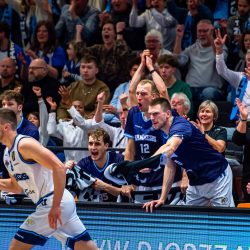ZWOLLE, NETHERLANDS - MARCH 12: point for Hammers Ralf de Pagter of Landstede Hammers Zwolle Coen Stolk of Landstede Hammers Zwolle  during the Basketball Cup Finale 2023 match between Landstede Hammers Zwolle and ZZ Leiden at Landstede Sportcentrum on March 12, 2023 in Zwolle, Netherlands (Photo by Kristian Giesen/Orange Pictures)